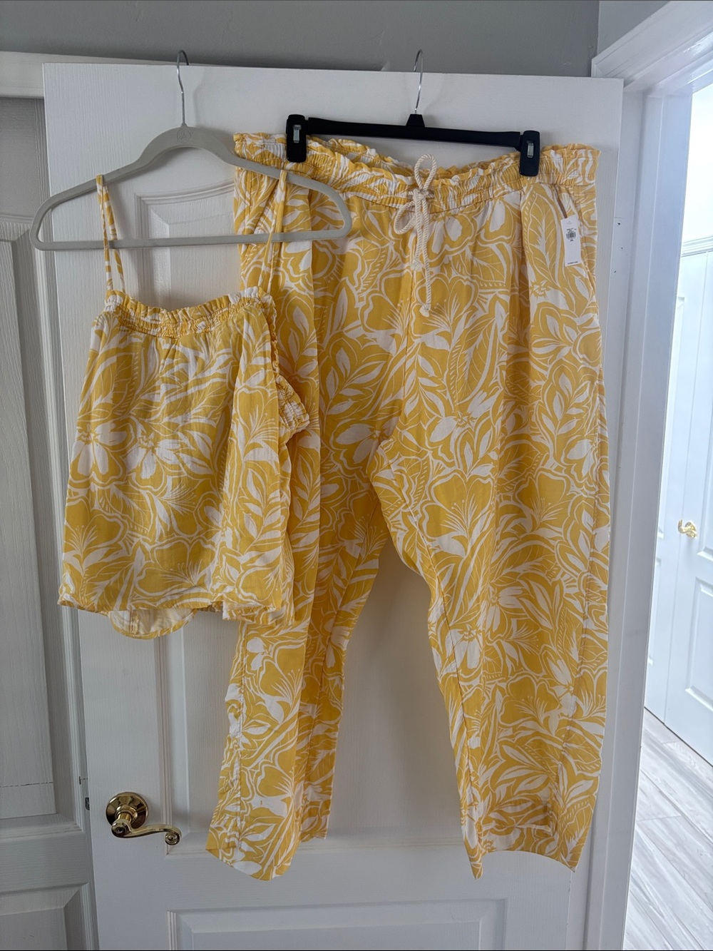 NWT Old Navy Yellow & White Floral Barrel Leg Pants and Cami (2-Piece) SZ XXL